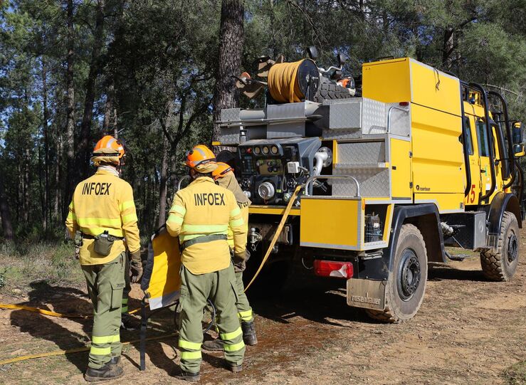 Extremadura enva bomberos maquinaria y helicptero de extincin a CastillaLa Mancha