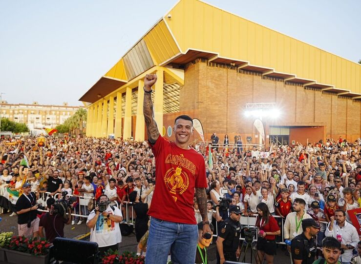 Miles de personas reciben a Pedro Porro Bienvenido al lugar donde empez todo