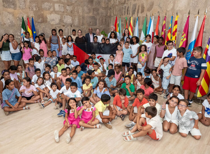 Guardiola recibe a nios saharauis y familias de acogida del programa Vacaciones en Paz
