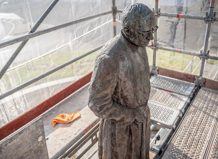 Ayuntamiento Mrida inicia trabajos restauracin y conservacin escultura del Padre Panero