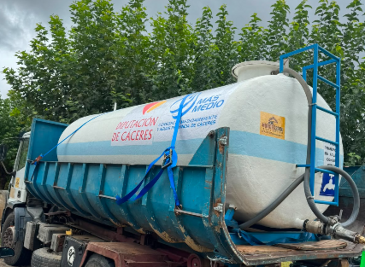 Consorcio MsMedio suministra agua potable a travs de cisternas a Nuomoral y Avellanar