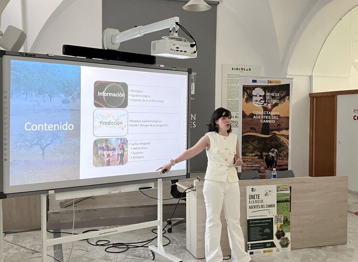 Investigadora de Cicytex presenta el desarrollo de su estudio sobre Fitftora en Sudfrica