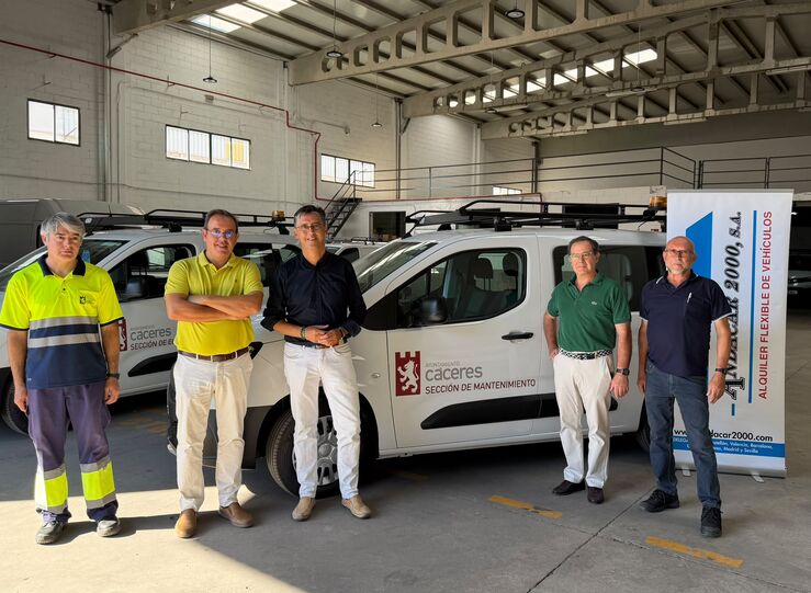 Ayuntamiento Cceres mejora medios de la Brigada Obras con dos nuevos vehculos elctricos