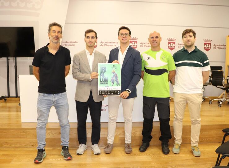 200 deportistas participan este domingo en el XVII Triatln Ciudad de Plasencia 
