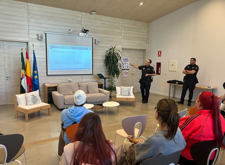 Polica acerca app mvil AlertCops a profesionales y vctimas violencia gnero en Badajoz
