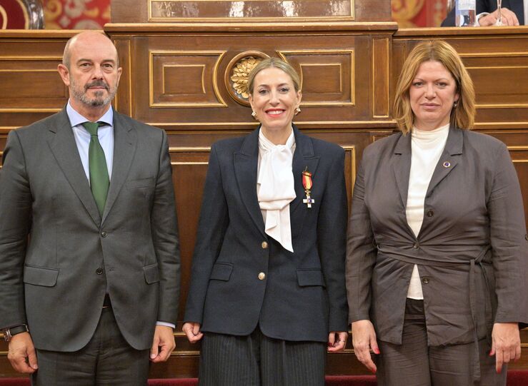La presidenta de la Junta recibe la Medalla de Honor Cruz de la Dignidad de la AVT