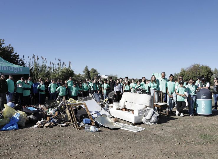Ms de 160 personas en una accin de voluntariado ambiental en la rivera del Guadiana 
