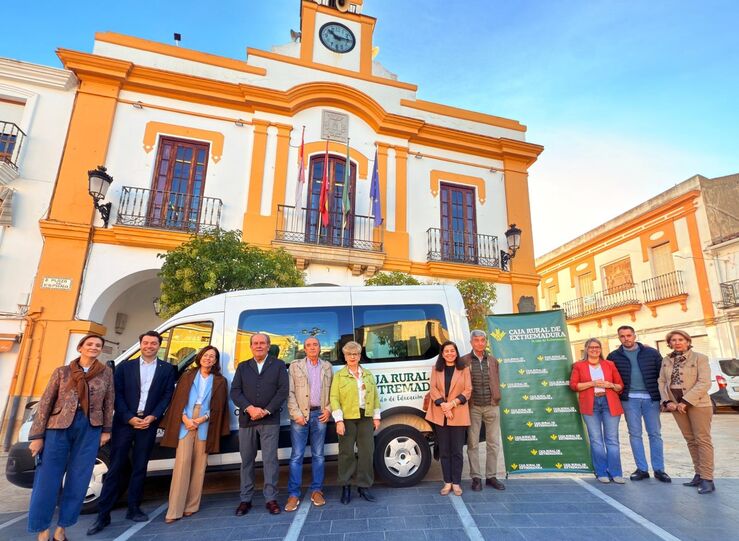 Caja Rural dona un vehculo al Ayuntamiento de Campanario para transporte de mayores 