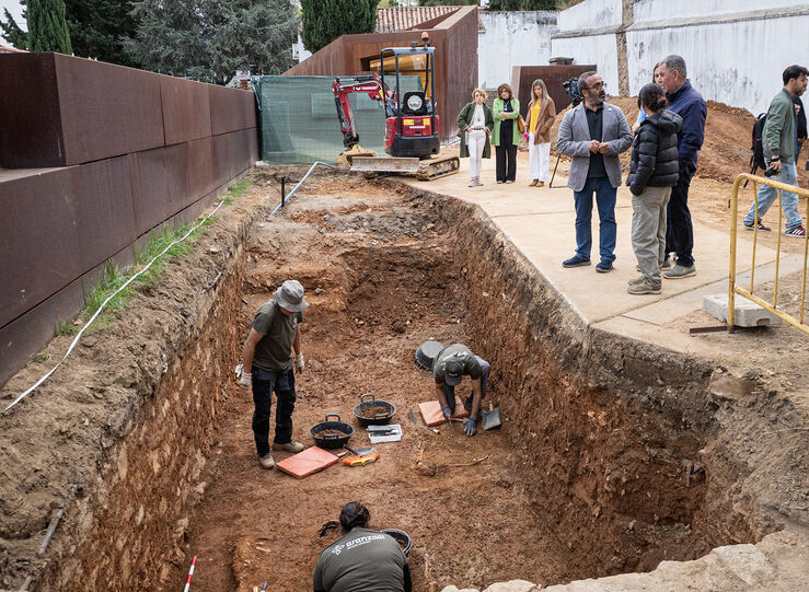 Morales visita los trabajos de exhumacin en el cementerio de Cceres