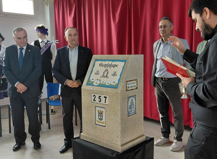 La Junta de Extremadura recibe un hito conmemorativo del Camino Real de Guadalupe