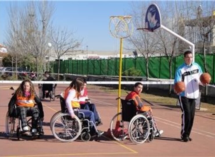 Alcer y Adiser Horizontes darn a personas con discapacidad sillas de ruedas  y scooters