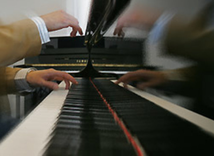 La actividad Un piano al sereno se celebra en La noche abierta de Plasencia