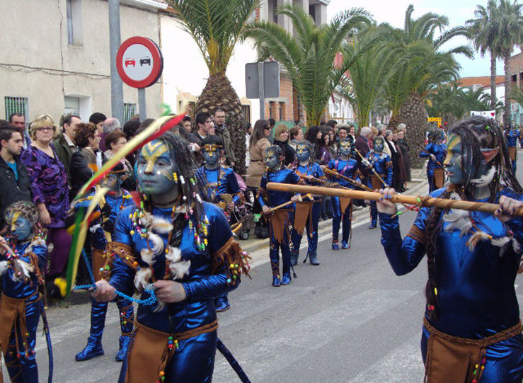 50 comparsas 16 grupos menores y 35 artefactos en el desfile del Carnaval de Badajoz