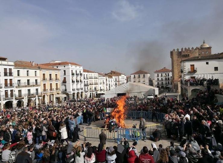 Cceres se vuelca en la Fiesta de las Lavanderas y la quema del pelele en Carnaval