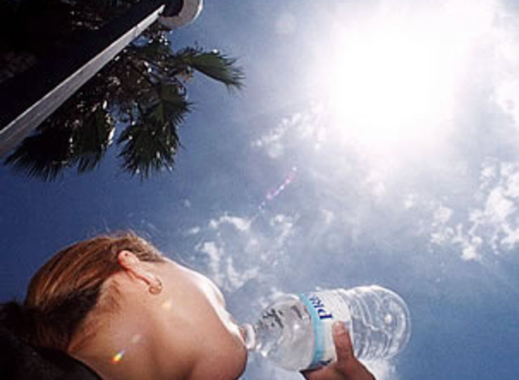 El SES aconseja hidratarse y evitar la exposicin al sol en las horas centrales del da