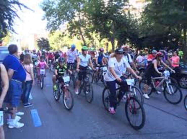 Fiesta de la Bicicleta de Cceres pasar por la Plaza Mayor