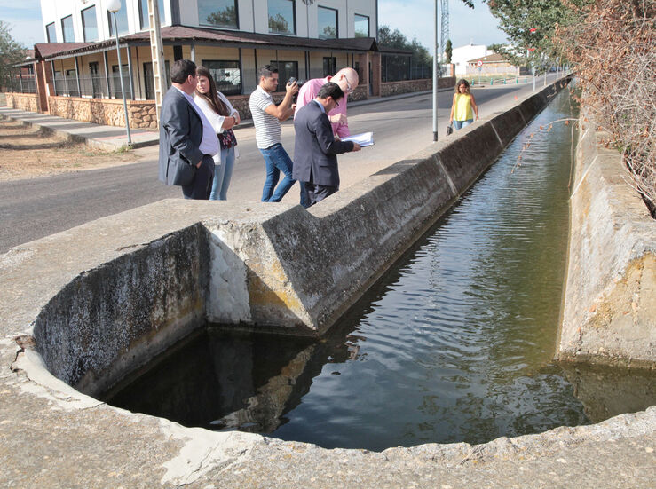 Soterramiento del tramo de canal de riego en Valdelacalzada