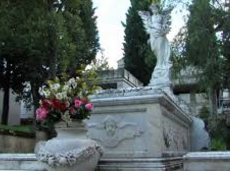 El cementerio de Cceres amplia horario por Los Santos