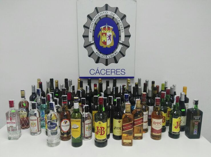 La Polica de Cceres interviene alcohol en tienda sin autorizacin