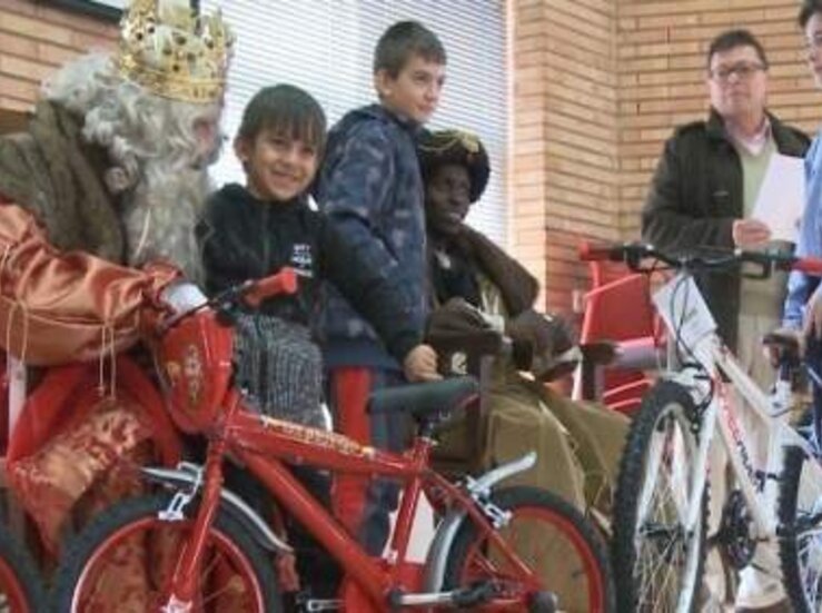Asociacin Reyes Magos de Cceres regala bicicletas a nios 