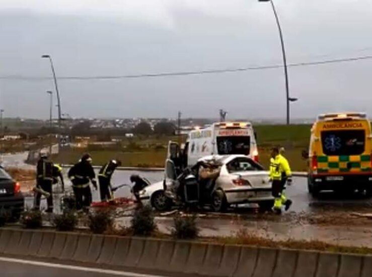 Un fallecido y dos heridos tras colisionar contra un rbol el coche en el que viajaban