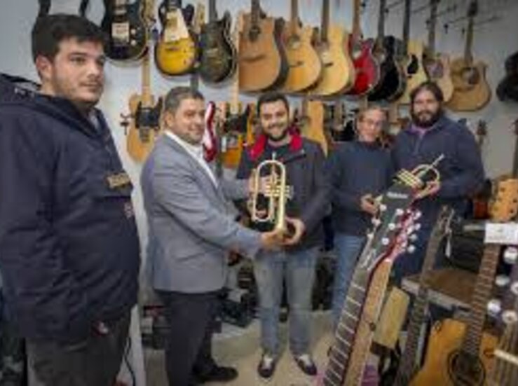 El Stone  Music Festival entrega 1500 euros a La Pasin tras el robo sufrido 
