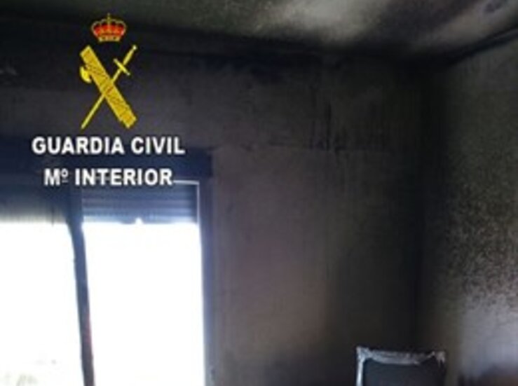 Rescatados un matrimonio y dos menores del interior de una vivienda en llamas en Guadalupe