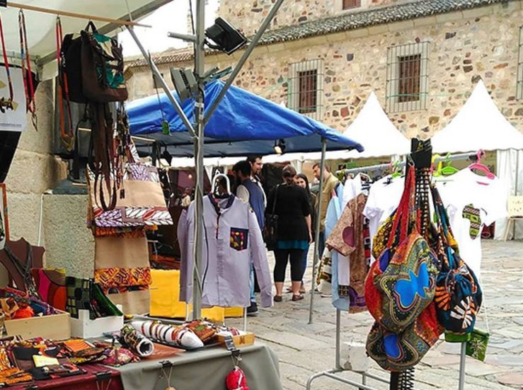 26 artesanos y restauradores participa en el mercado del festival Womad de Cceres