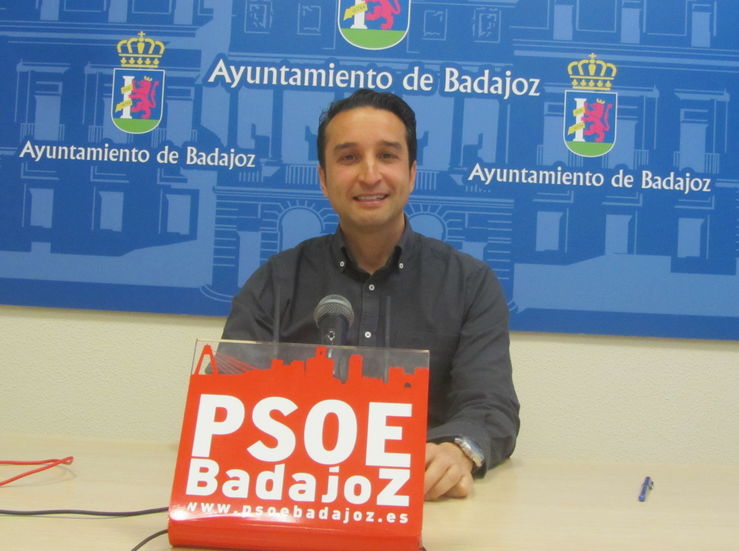 PSOEBadajoz lanza una campaa por el mal estado del acerado y las calles de la ciudad