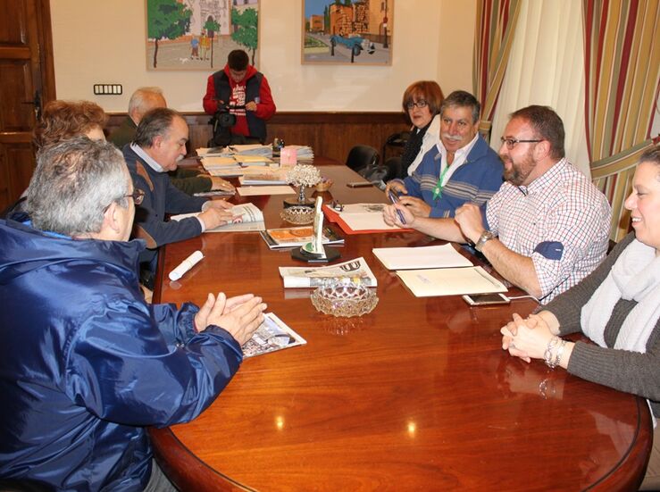 La gestora de la Plataforma de Jubilados y Pensionistas de Mrida visitan al alcalde
