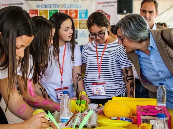 Iglesias visita las actividades del programa Teenemprende en Villafranca de los Barros