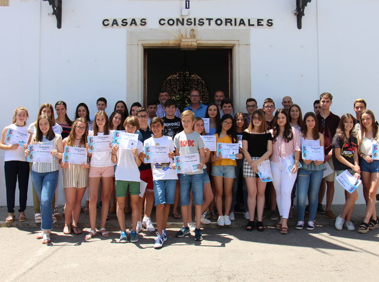 Ayuntamiento de Los Santos de Maimona premia la excelencia acadmica de 33 alumnos 