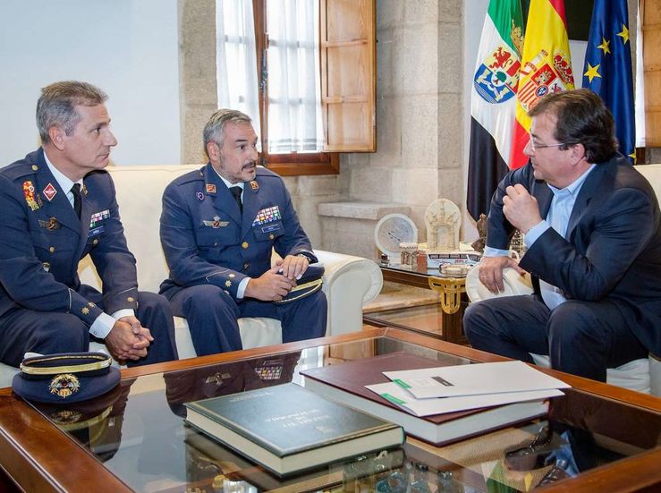 Vara recibe al coronel Vidal Fernndez como nuevo jefe de Base Area de Talavera la Real