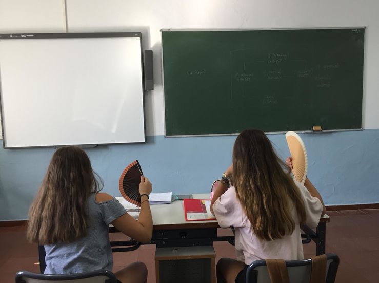 Podemos critica a la Junta y el PSOE por no tomarse en serio el calor en aulas