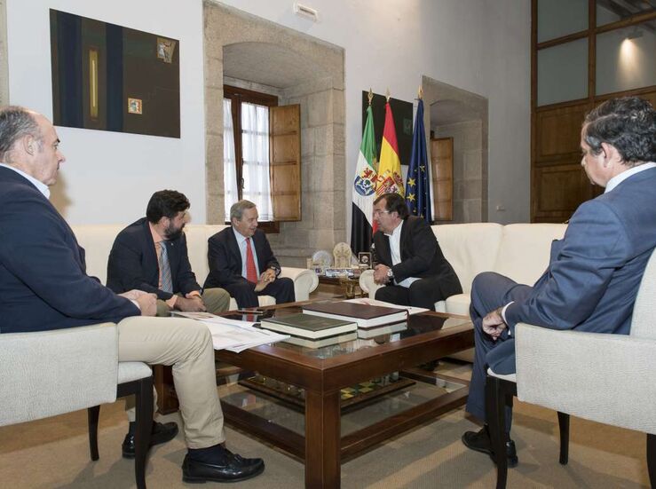 Vara se rene con los presidentes de las Cmaras de Comercio de Cceres y Badajoz
