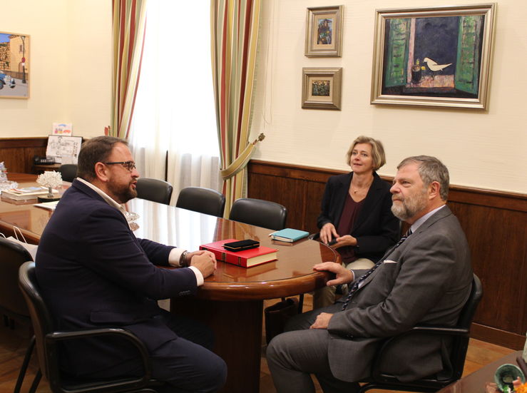 El alcalde de Mrida recibe al embajador alemn Wolfgang Dolda
