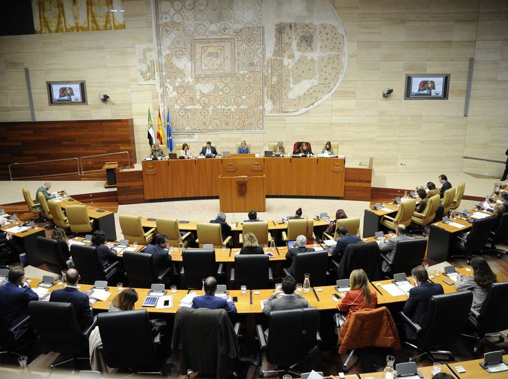 La Asamblea de Extremadura y otros once parlamentos autonmicos se disuelven este martes
