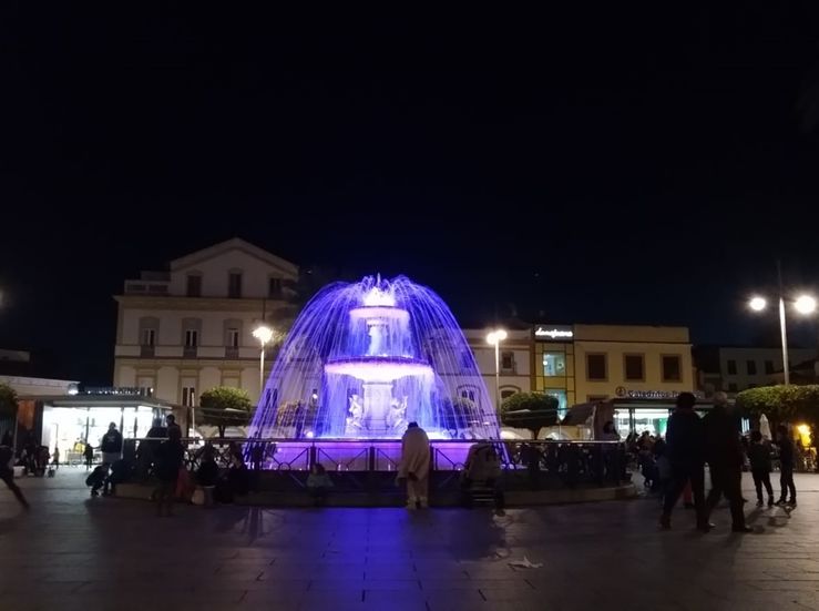 La fuente de la Plaza de Espaa de Mrida estrena iluminacin artstica