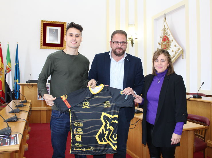 El alcalde de Mrida recibe a Jos Luis Gonzlez Sanflix tras ganar el Campeonato Espaa