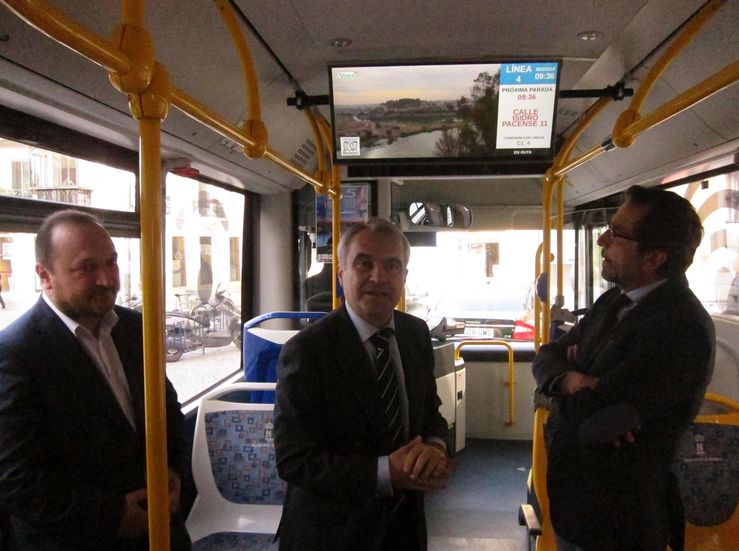 44 autobuses urbanos de Badajoz incorporan pantallas informativas red wifi y puertos USB