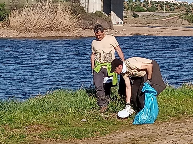 Voluntarios de Adenex recogen 30 kilos de basura en la ribera del Guadiana en Mrida