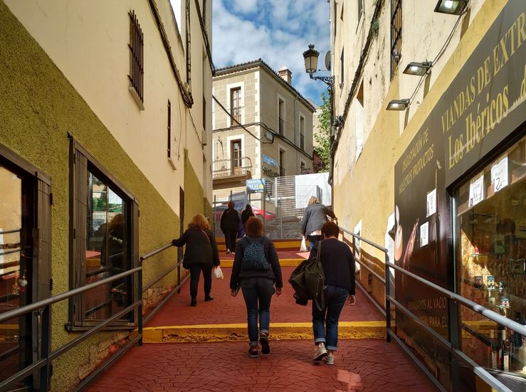 La calle Alzapiernas de Cceres recupera el trnsito de peatones 