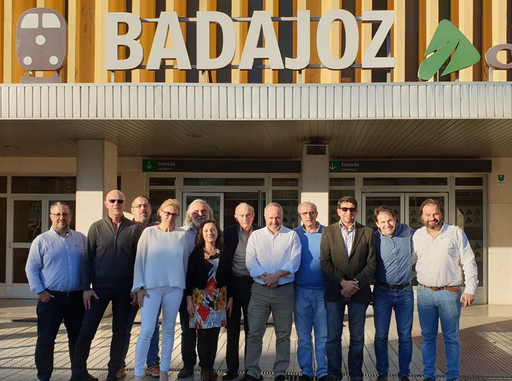 Amigos de Badajoz y Mrida fomentarn conocimiento mutuo de ambas ciudades entre vecinos