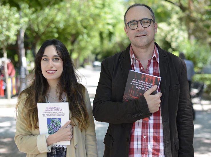 UEx presenta trabajos de Guillermo Len y Mara Bravo en Feria del Libro de Cceres