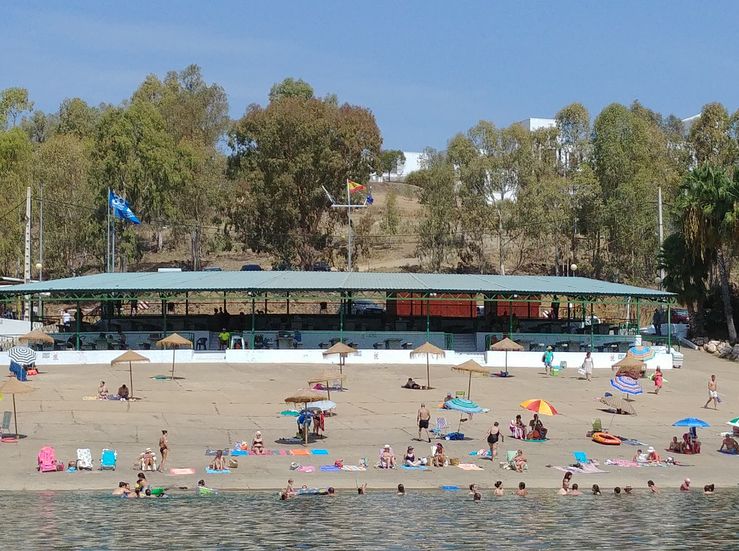 Ayuntamiento de Orellana destaca consecucin de Bandera Azul para su playa de agua dulce 