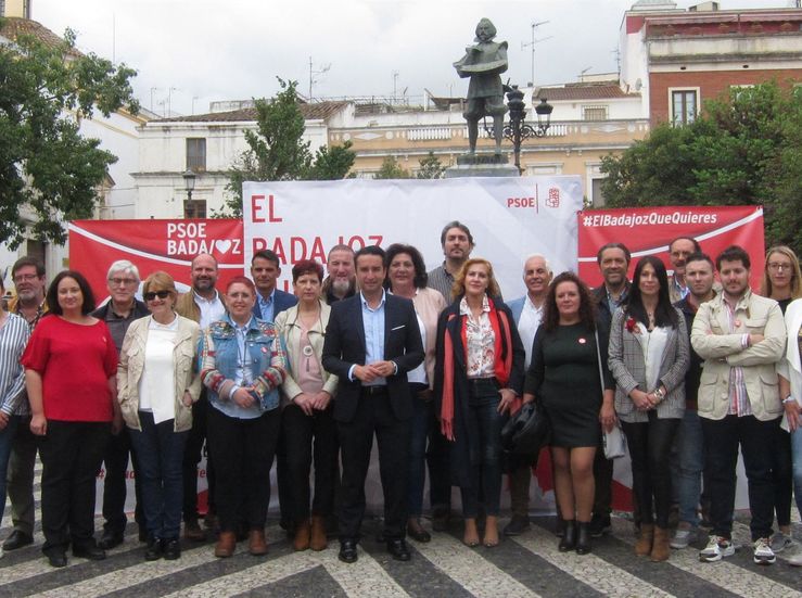 Cabezas lidera una candidatura del PSOE que aspira a enderezar el rumbo de Badajoz