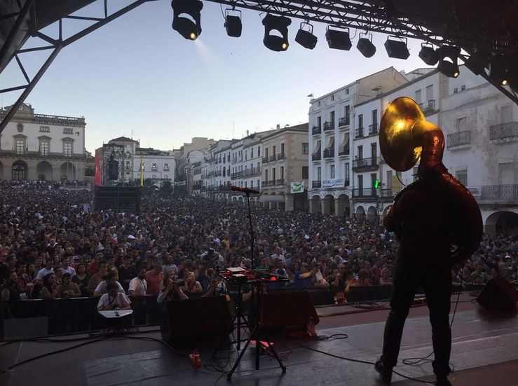 Banda joven extremea en escenario LPAJuventudWOMAD en Las Palmas de Gran Canaria