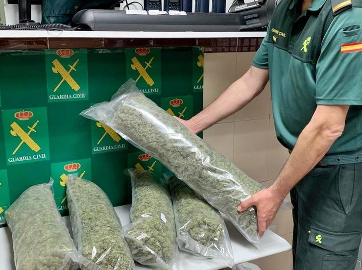 Detenido a la altura de Calzadilla transportando ms de 6 kilos de cogollos de marihuana