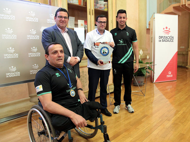 La Diputacin de Badajoz rinde homenaje al equipo de baloncesto en silla de ruedas Mideba