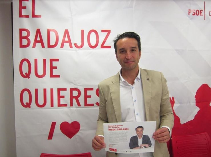 Cabezas presenta un programa de gobierno en Badajoz con 200 medidas